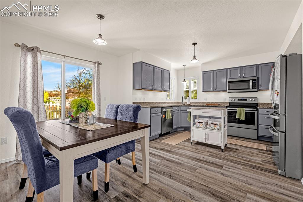 Image 7 of 33: Kitchen