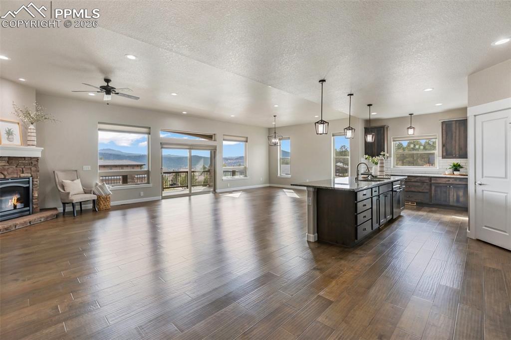 Image 16 of 50: Kitchen