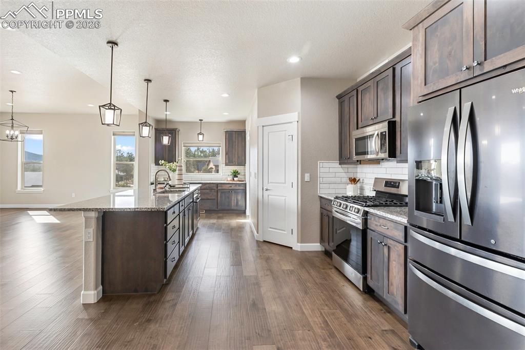 Image 17 of 50: Kitchen