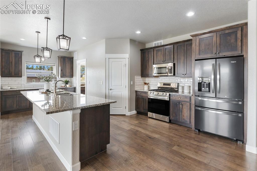 Image 18 of 50: Kitchen