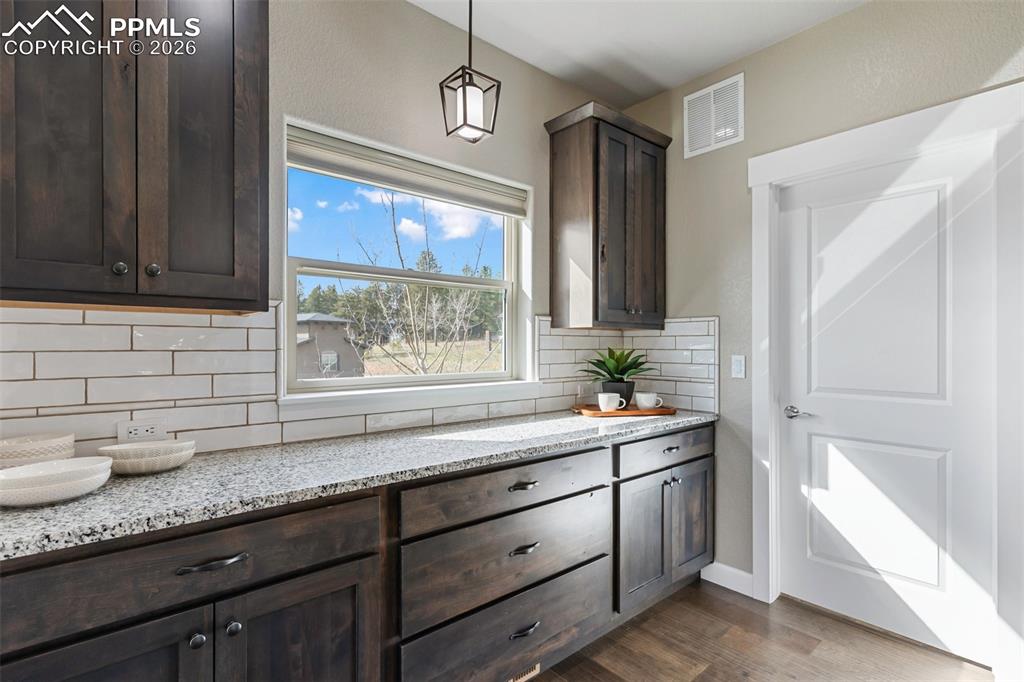 Image 19 of 50: Kitchen