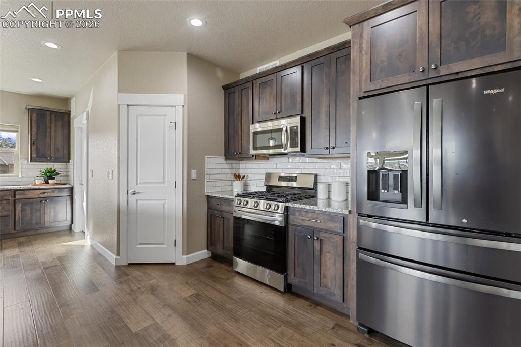 Image 20 of 50: Kitchen