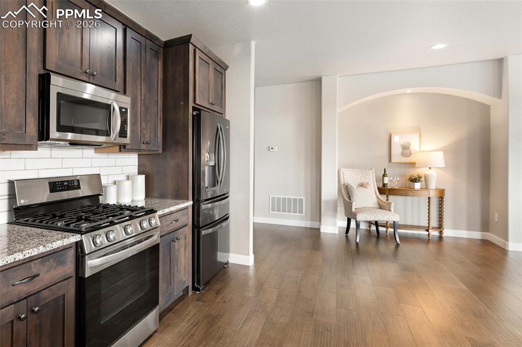 Image 22 of 50: Kitchen