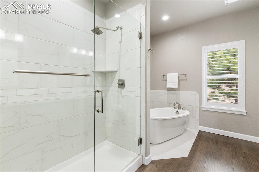 Image 23 of 50: Bathroom