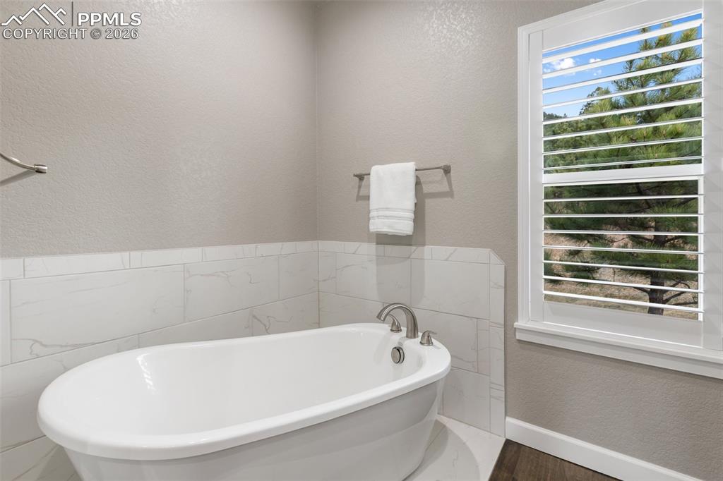 Image 24 of 50: Bathroom