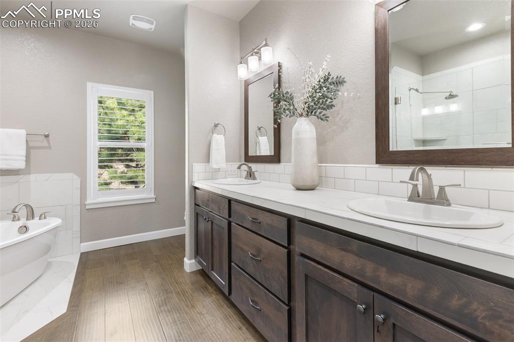 Image 25 of 50: Bathroom