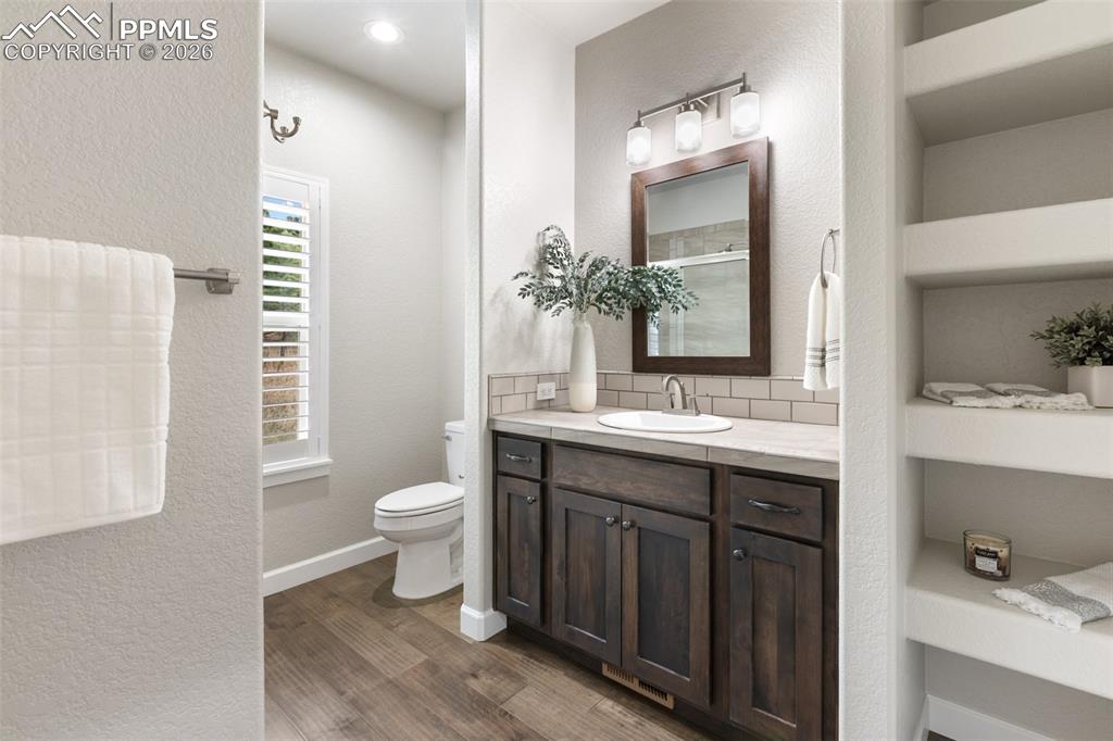 Image 30 of 50: Bathroom