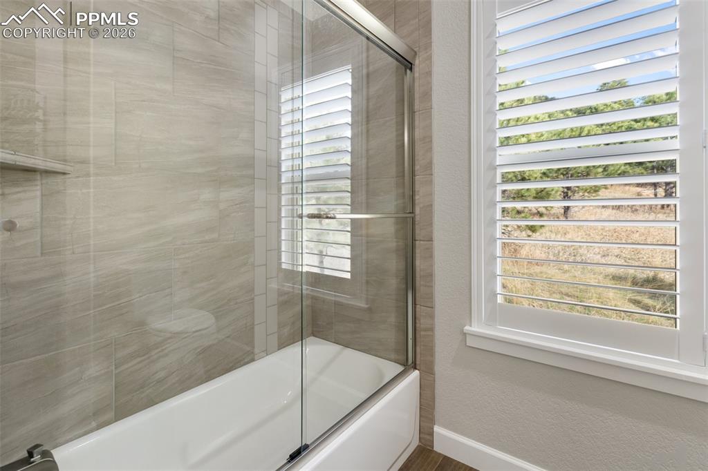 Image 31 of 50: Bathroom