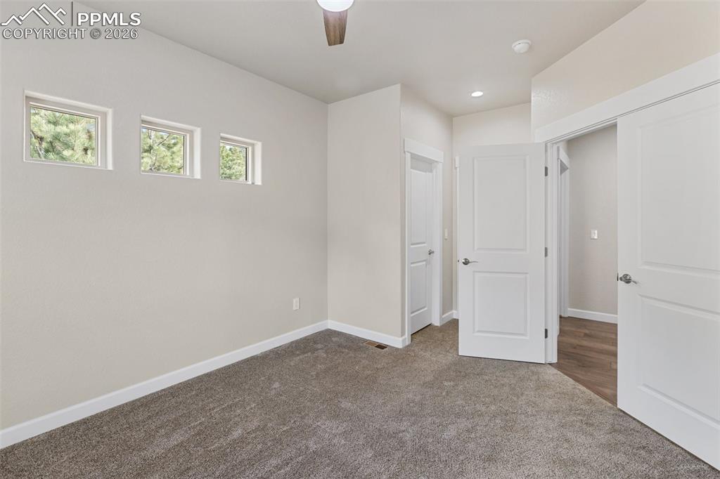 Image 34 of 50: Bedroom