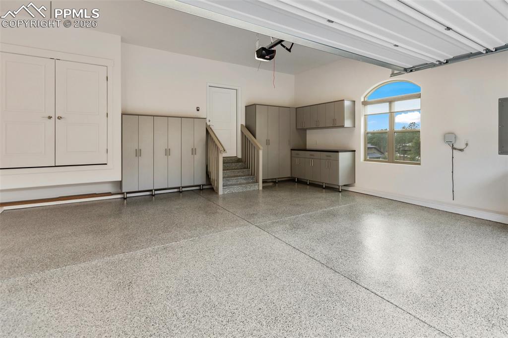 Image 41 of 50: Garage