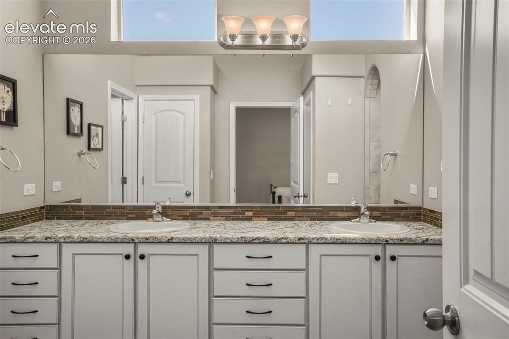 Image 20 of 42: Bathroom
