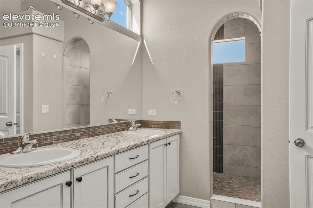 Image 21 of 42: Bathroom