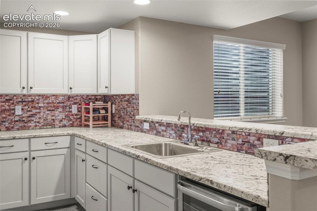 Image 25 of 42: Kitchen