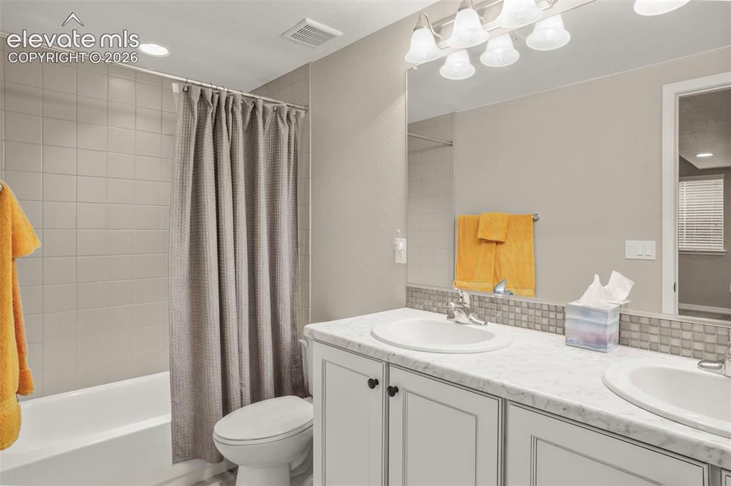 Image 29 of 42: Bathroom