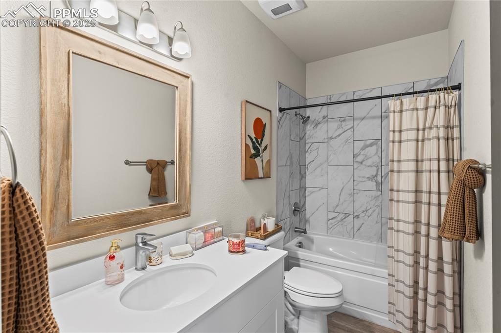 Image 21 of 29: Bathroom