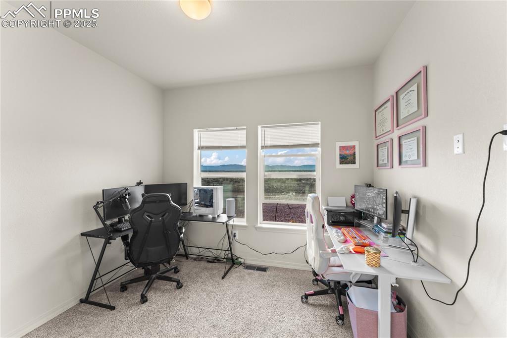 Image 23 of 29: Office