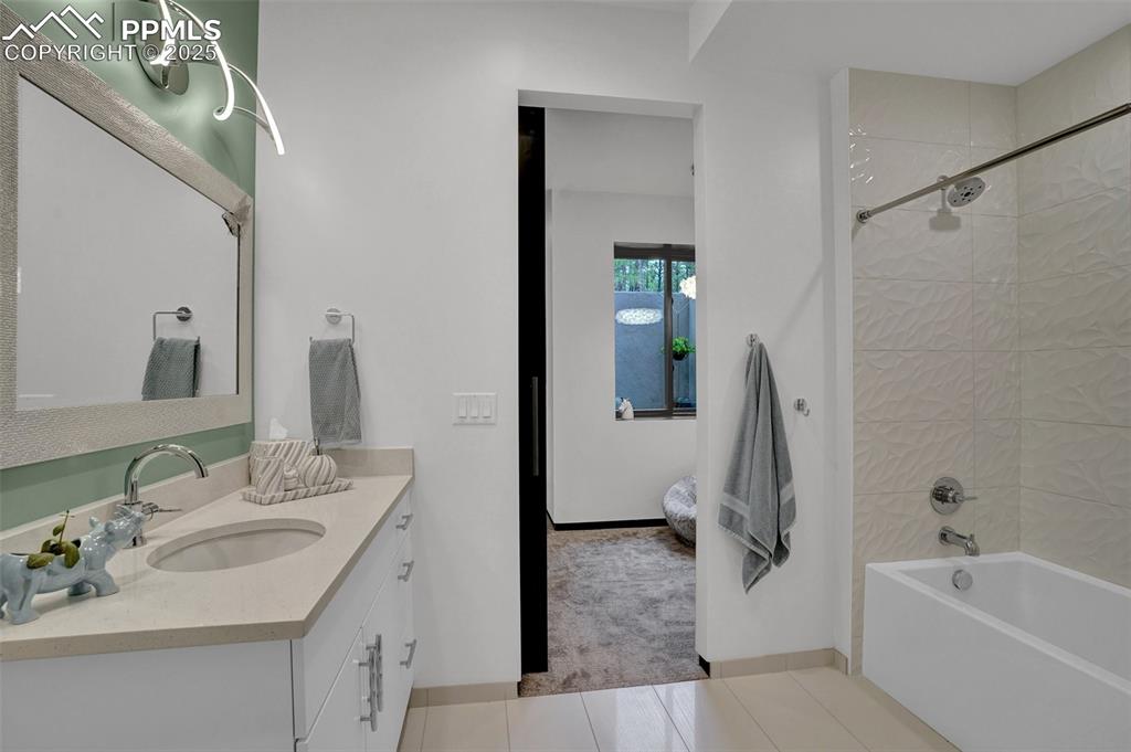 Image 18 of 36: Full bath with Tub in the Ensuite Bath