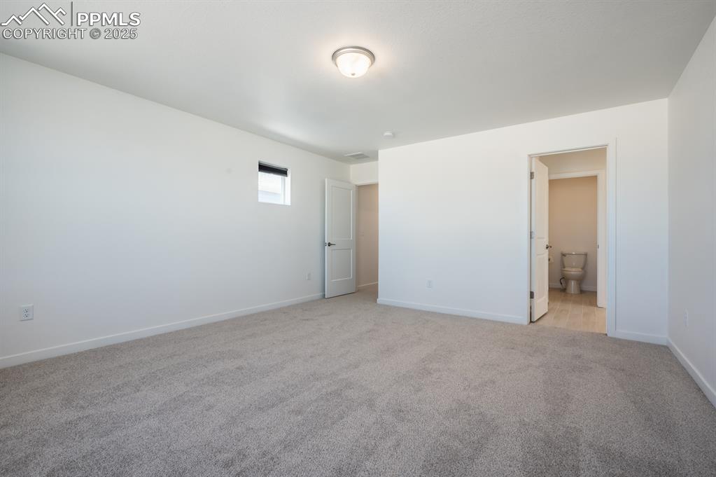 Image 16 of 34: Bedroom