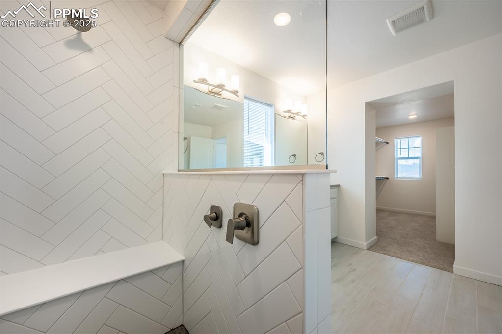Image 18 of 34: Bathroom