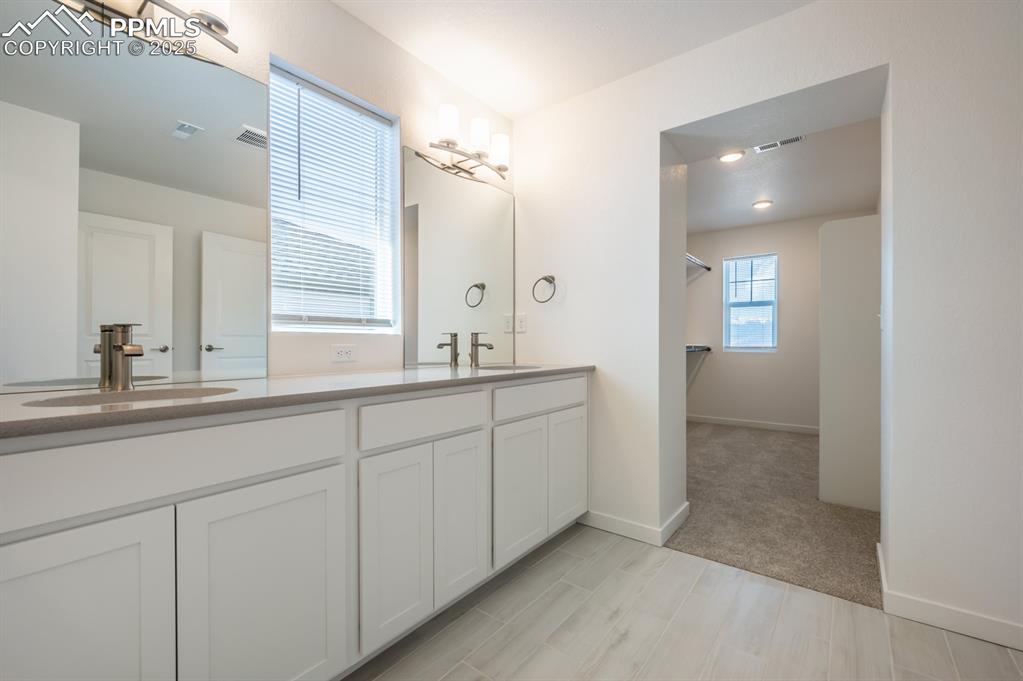 Image 19 of 34: Bathroom