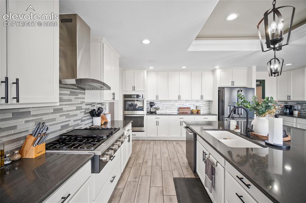 Image 15 of 50: Kitchen