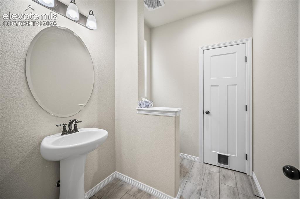 Image 9 of 50: Bathroom