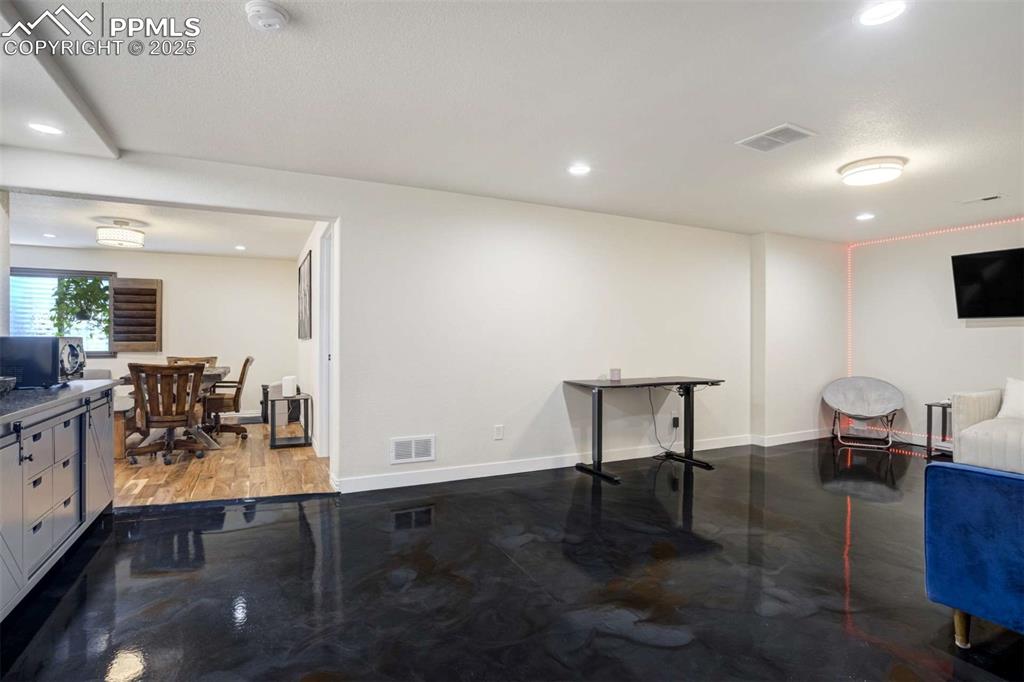 Image 32 of 50: Recreation Room