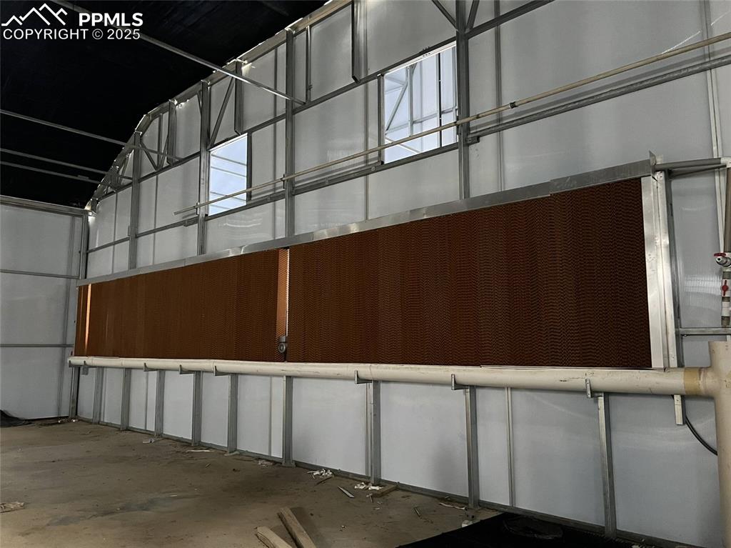 Image 6 of 8: Garage