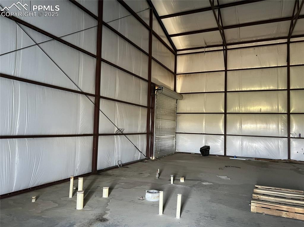 Image 7 of 8: Garage