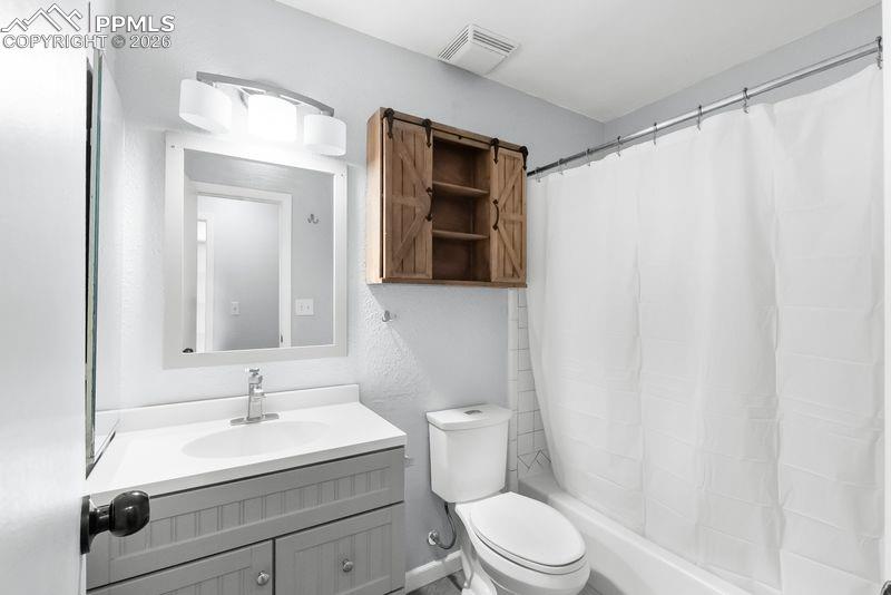 Image 15 of 29: Bathroom