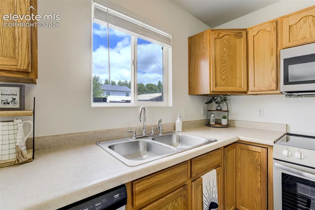 Image 10 of 45: Kitchen