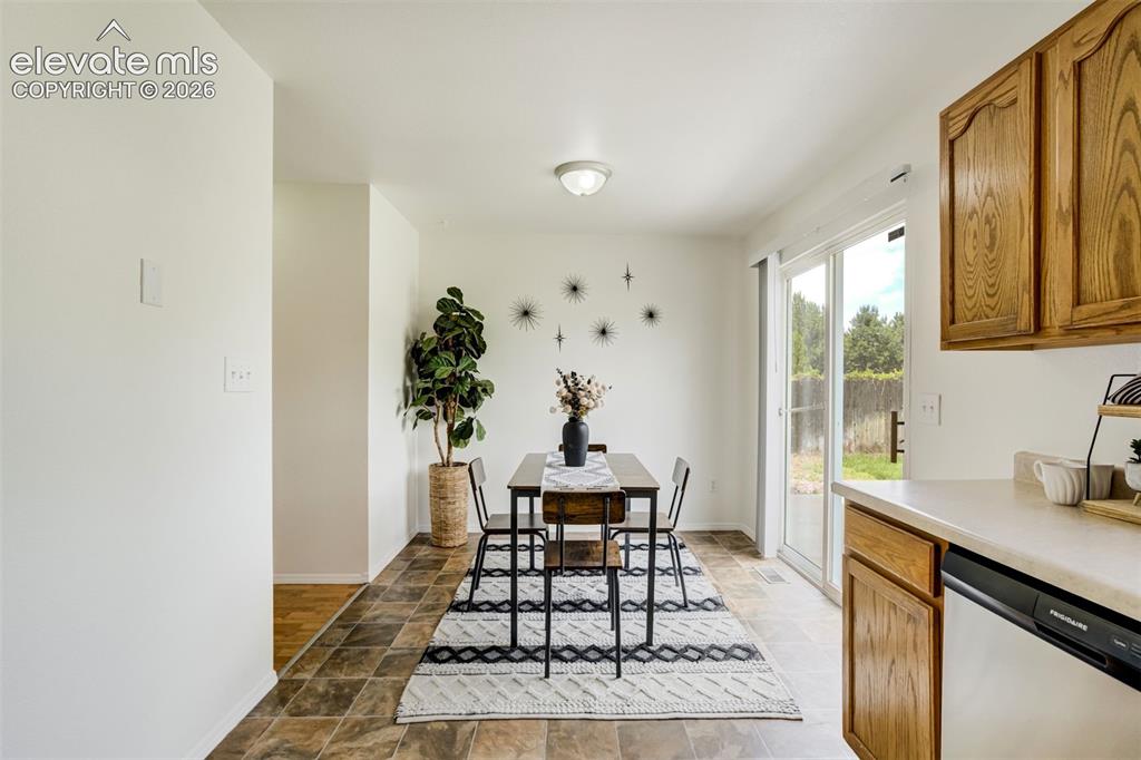 Image 13 of 45: Dining Area