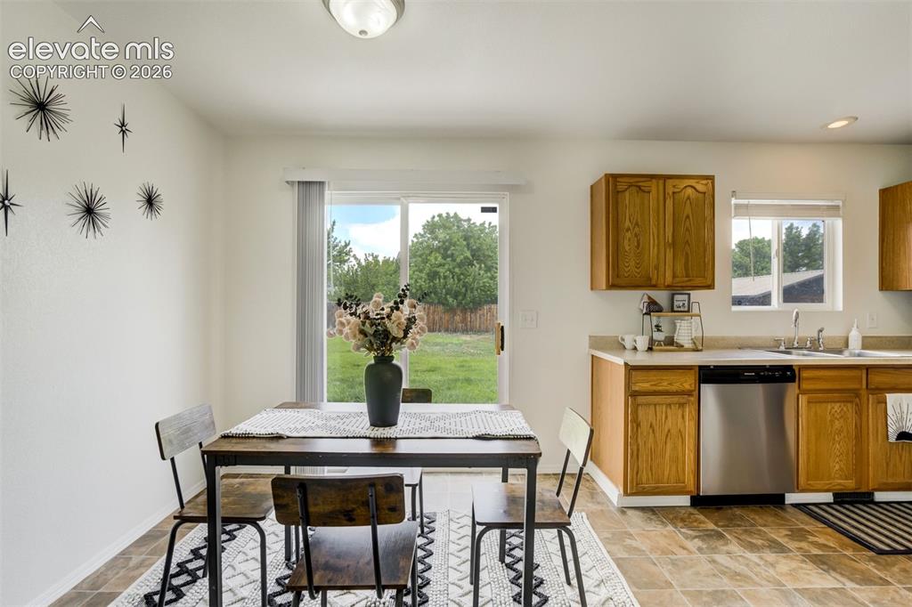 Image 15 of 45: Dining Area