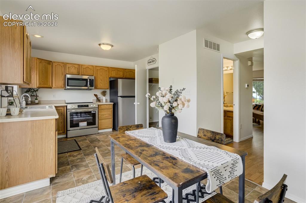 Image 16 of 45: Kitchen