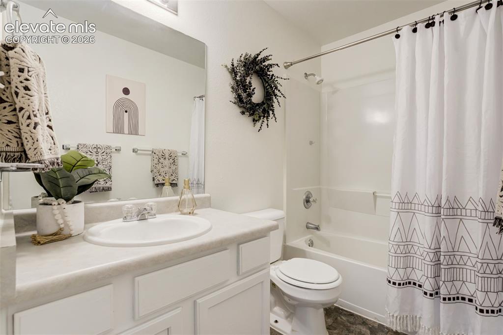 Image 36 of 45: Bathroom