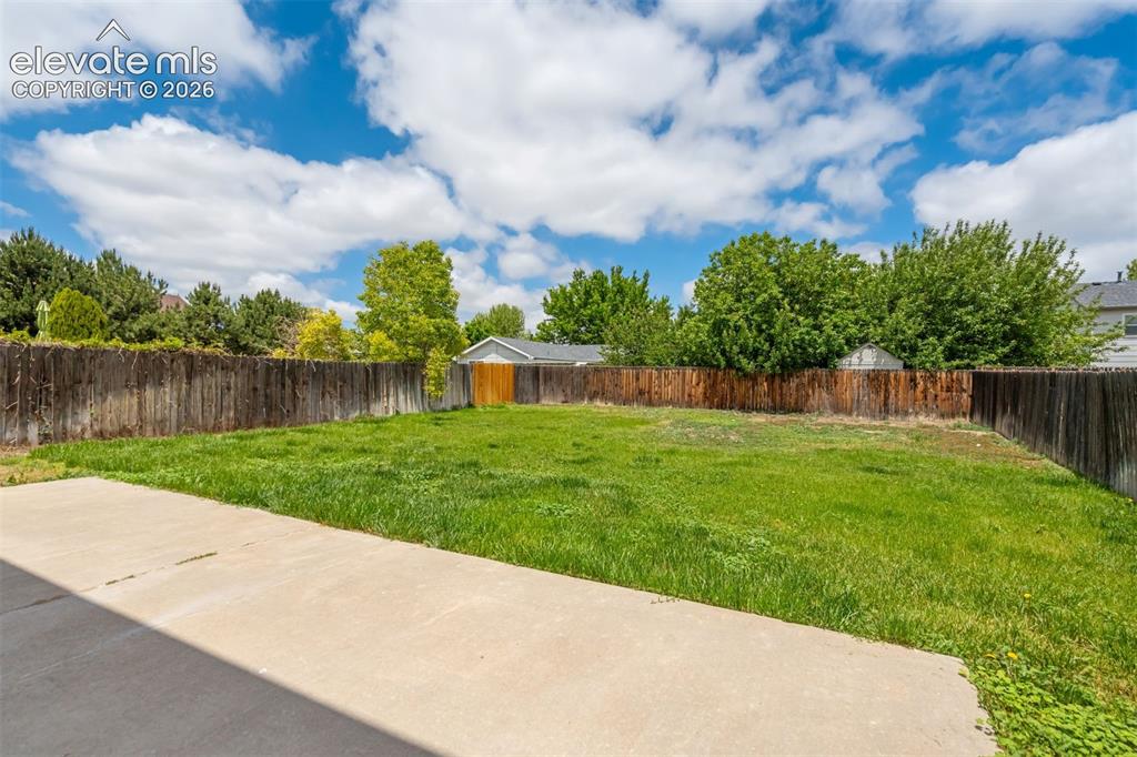 Image 41 of 45: Yard