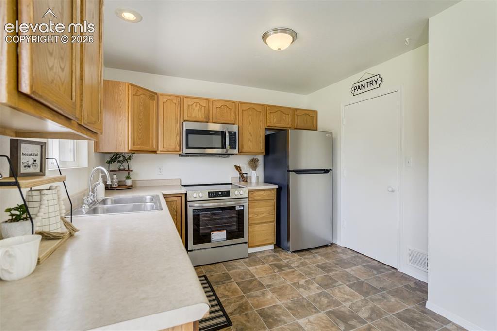 Image 8 of 45: Kitchen