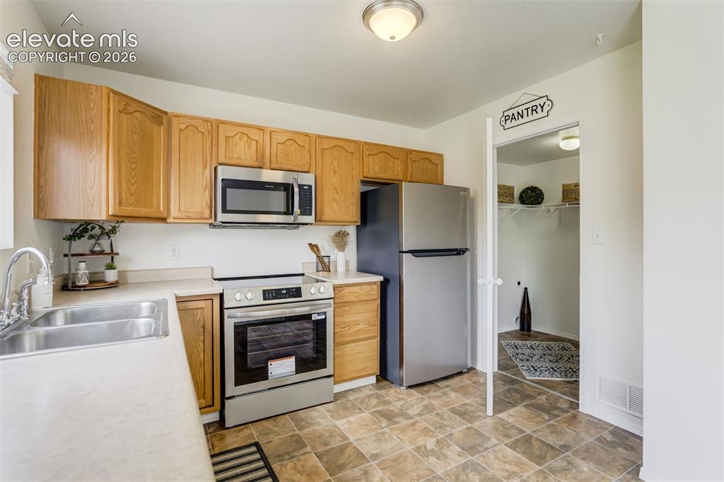 Image 9 of 45: Kitchen