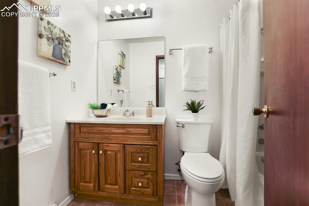 Image 14 of 28: Upper Level Full Bathroom with vanity, mirror, toilet, and tub/shower.