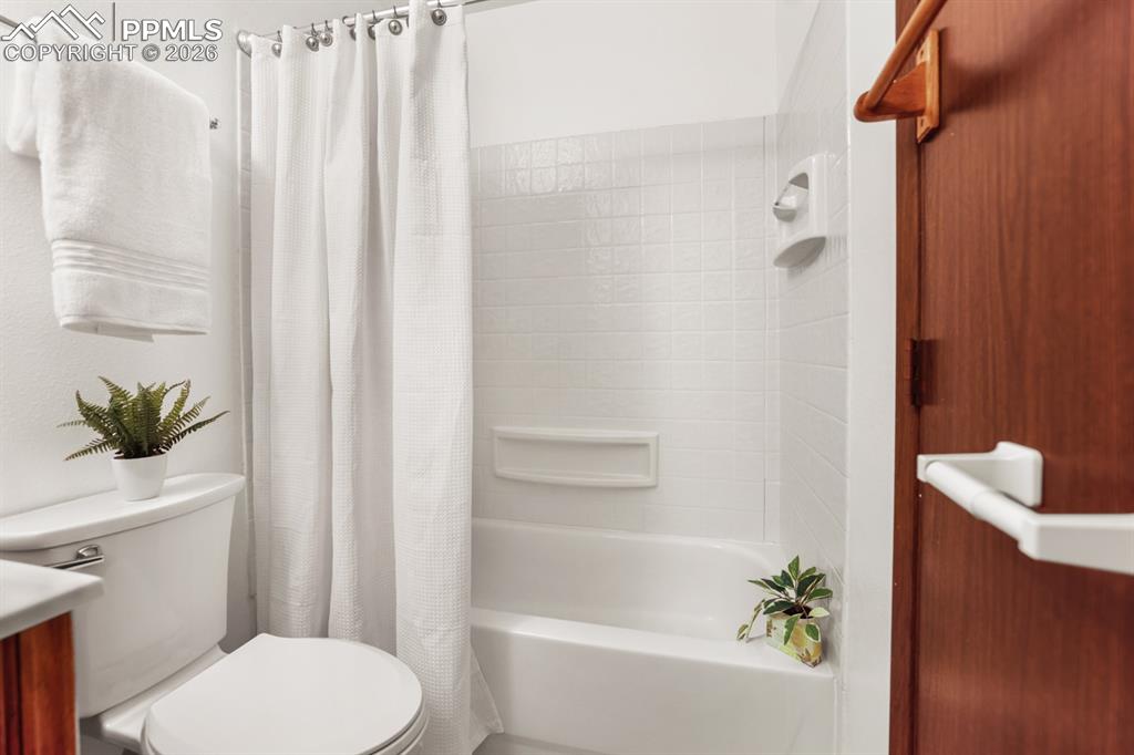Image 15 of 28: Tub/Shower combo in the upper level Full Bathroom.