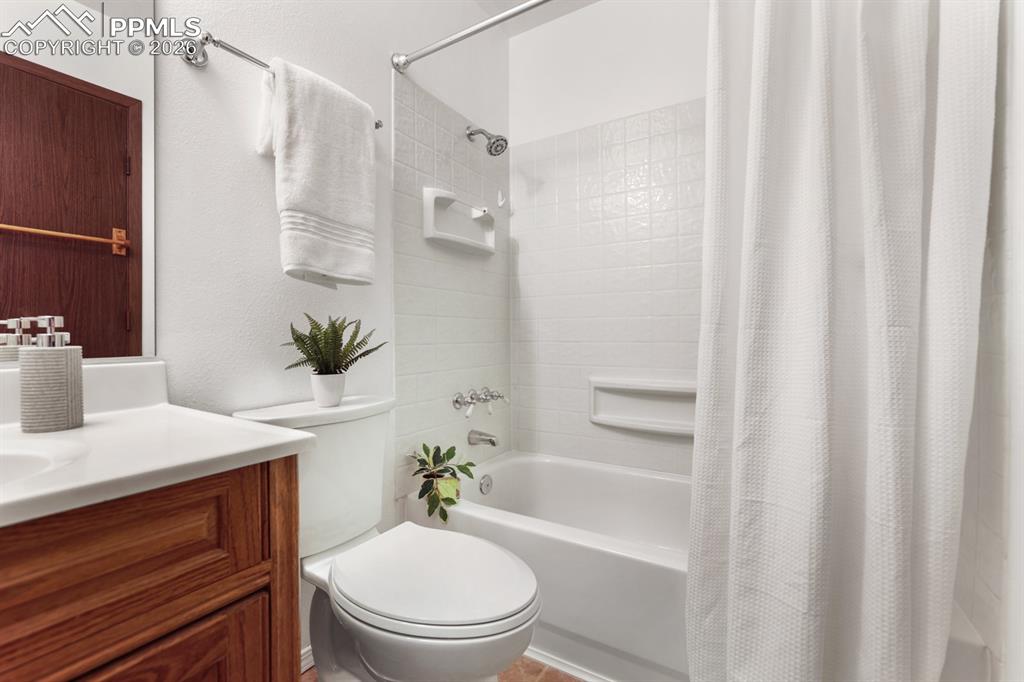 Image 16 of 28: Upper Level Full Bathroom.