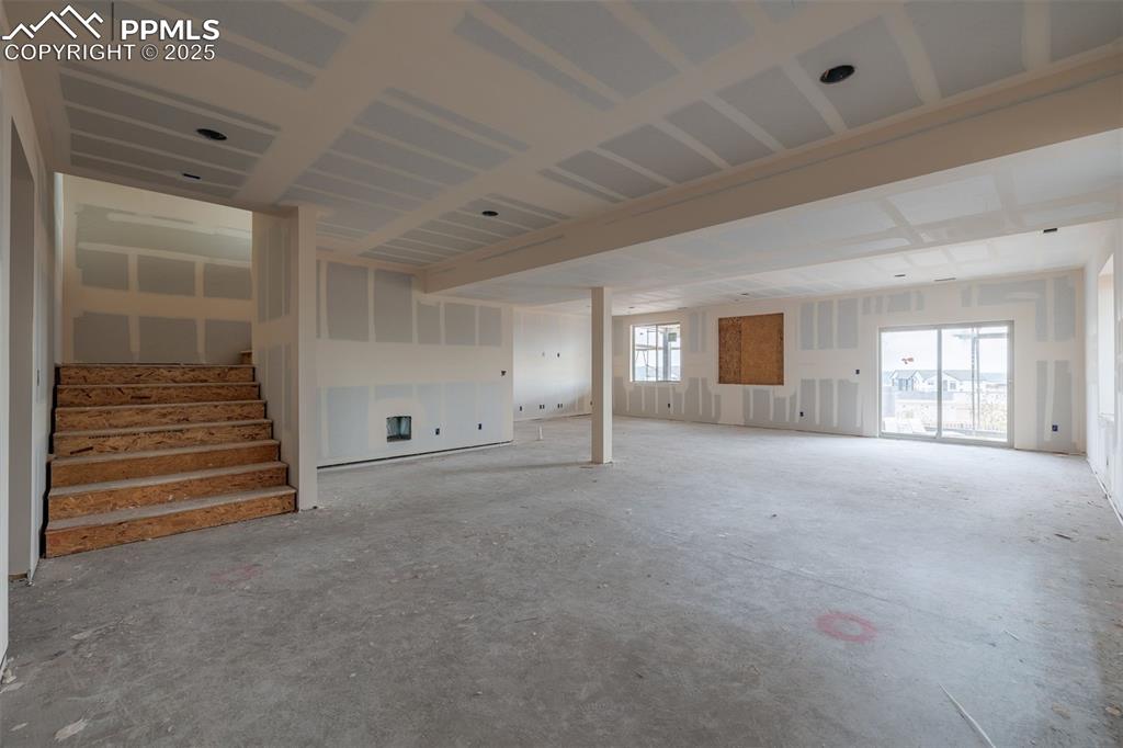 Image 17 of 21: Living Room