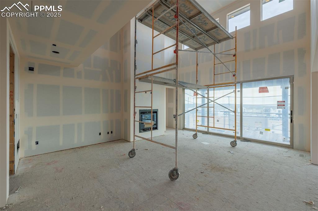 Image 4 of 21: Living Room