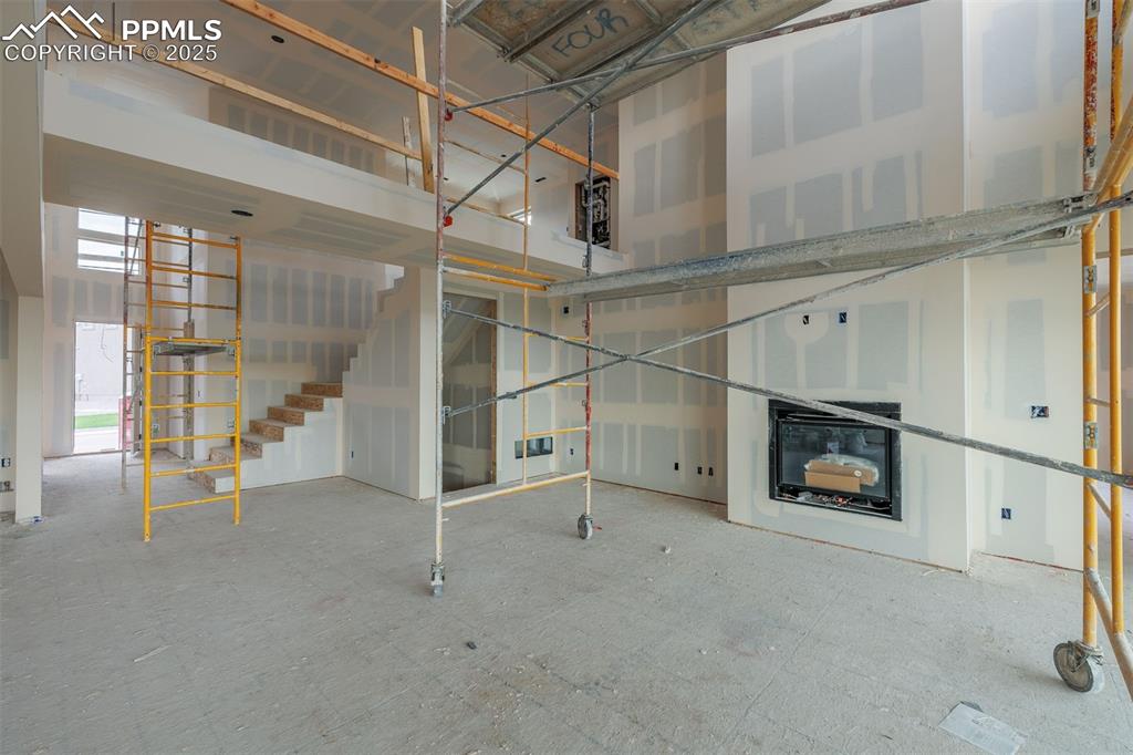 Image 5 of 21: Living Room