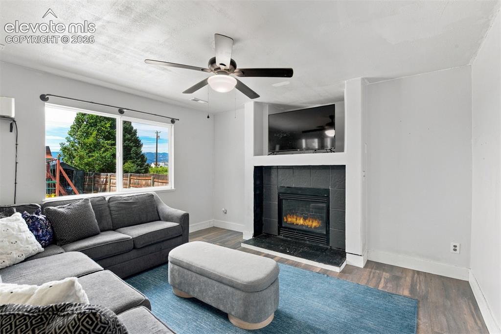 Image 10 of 20: Living Room