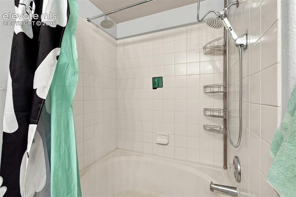 Image 14 of 20: Bathroom