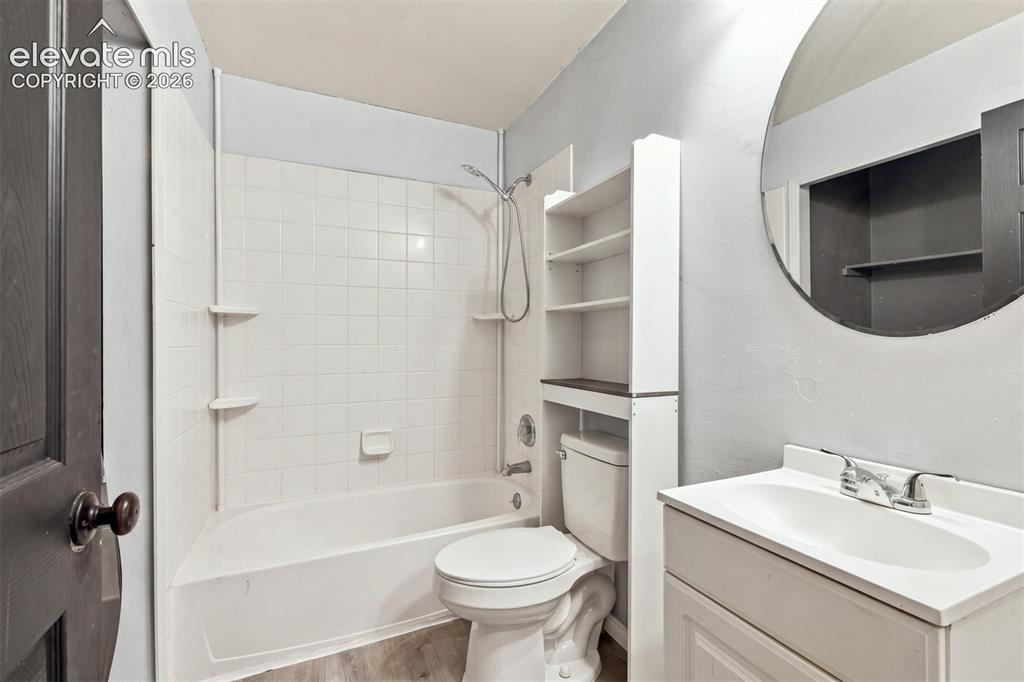 Image 15 of 20: Bathroom