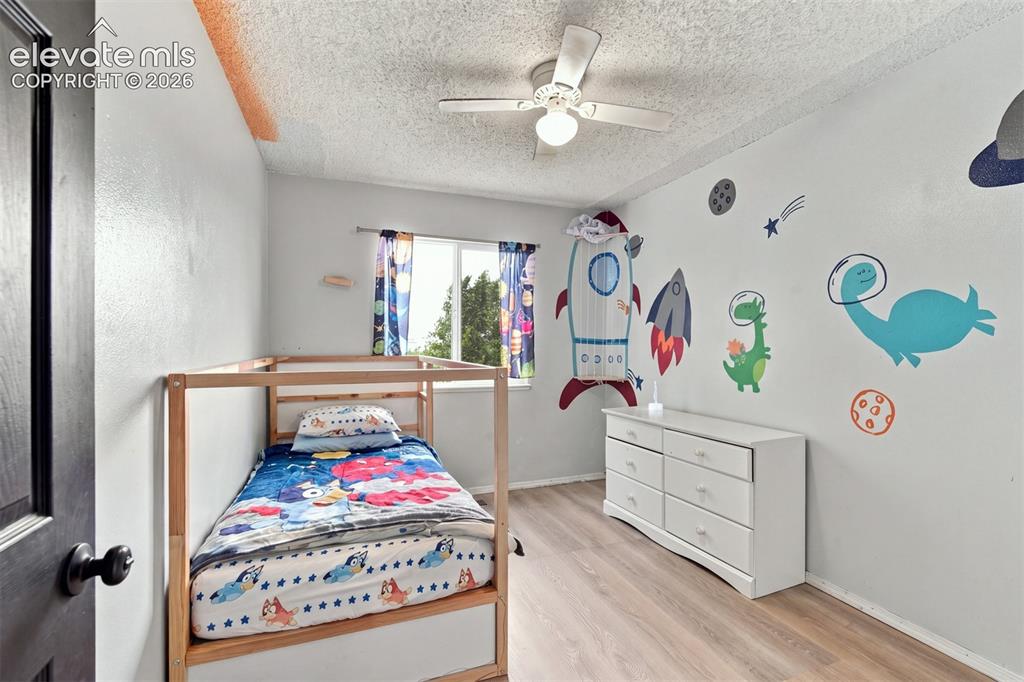 Image 16 of 20: Bedroom