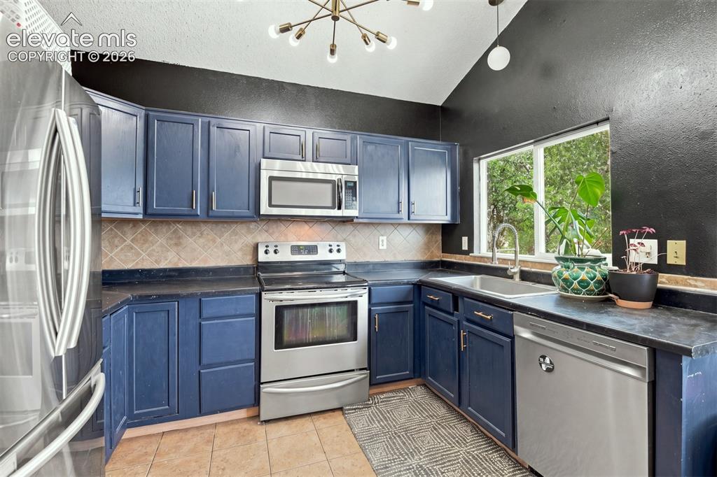 Image 5 of 20: Kitchen