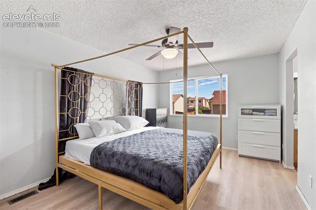 Image 7 of 20: Bedroom